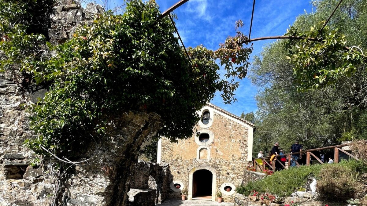 Lentezza e meraviglia all’Abbazia di Santa Cecilia”: a Castinatelli si riscopre il rituale autentico della tavola cilentana