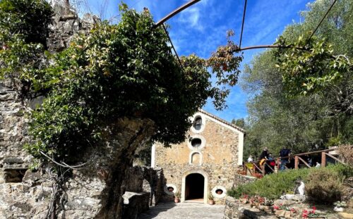 Lentezza e meraviglia all’Abbazia di Santa Cecilia”: a Castinatelli si riscopre il rituale autentico della tavola cilentana